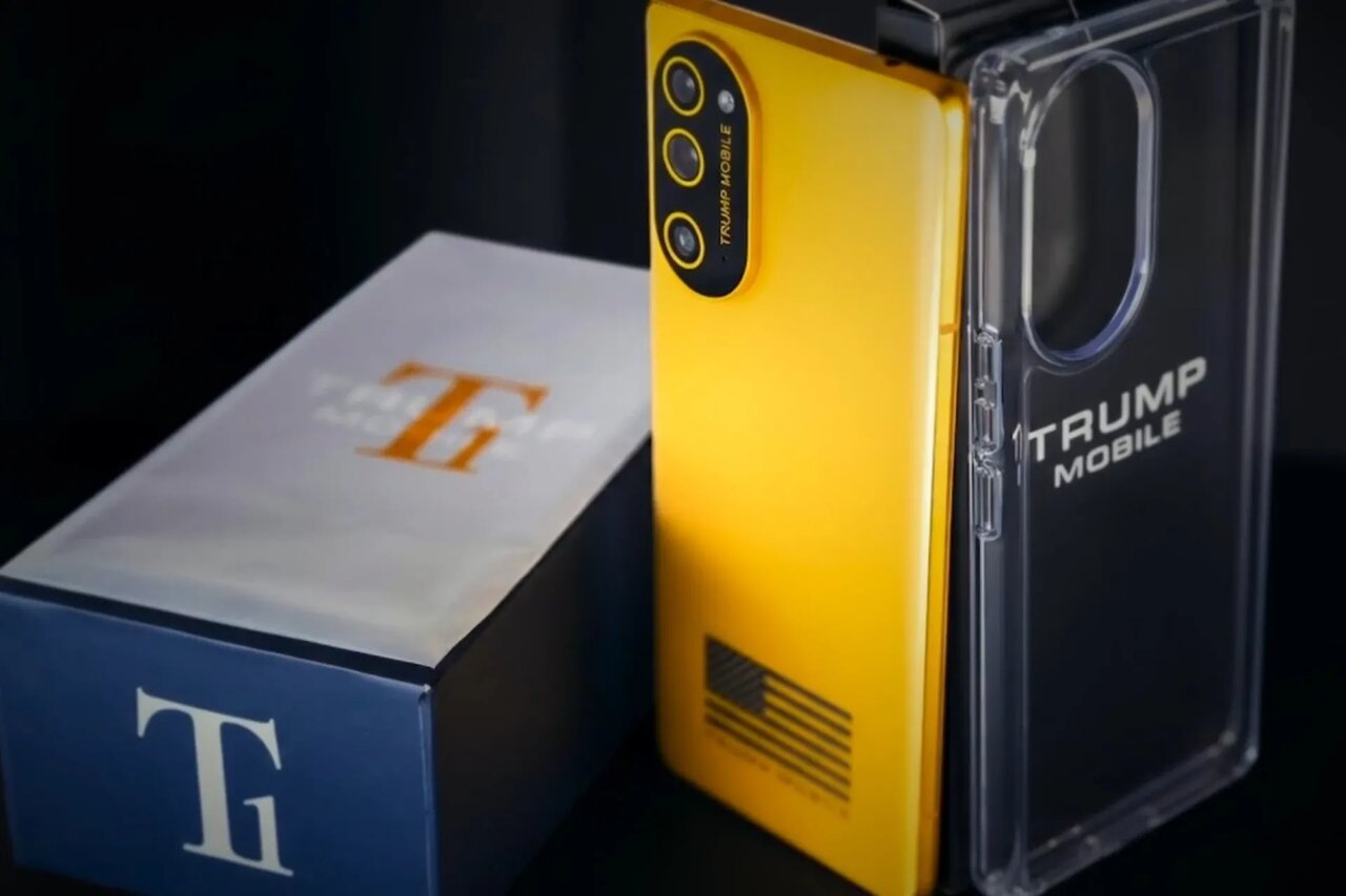 جعبه‌ی گوشی و پنل پشت گوشی ترامپ موبایل T1 Phone رنگ زرد