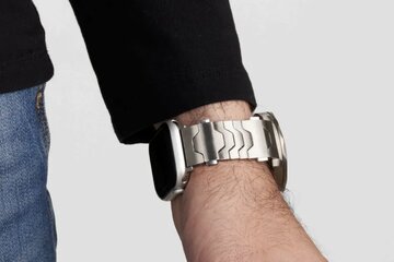 پایان جنگ سنت و مدرنیته با یک بند ساعت عجیب پایان جنگ سنت و مدرنیته با یک بند ساعت عجیب