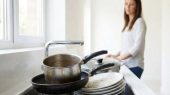 چرا نباید ظروف کثیف را شب تا صبح در سینک رها کنید؟