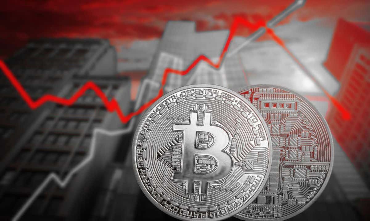 هشدار استراتژیست بلومبرگ درباره سقوط احتمالی بیت کوین به ۱۰,۰۰۰ دلار هشدار استراتژیست بلومبرگ درباره سقوط احتمالی بیت کوین به ۱۰,۰۰۰ دلار