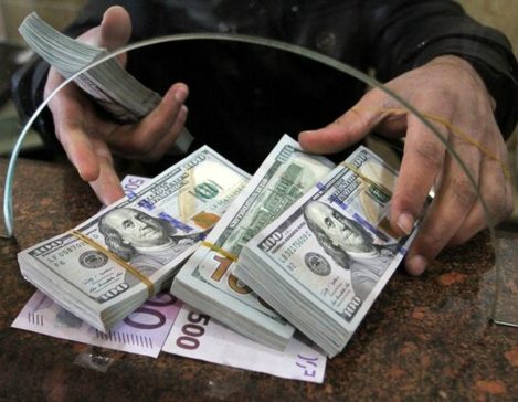 فروش دلار توسط شعب برخی بانک‌ها / بانک مرکزی پس از شوک قیمتی به بازار دست به کار شد