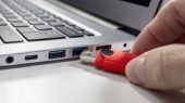 علامت D کنار پورت USB به چه معنایی است؟ علامت D کنار پورت USB به چه معنایی است؟