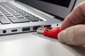 علامت D کنار پورت USB به چه معنایی است؟ علامت D کنار پورت USB به چه معنایی است؟